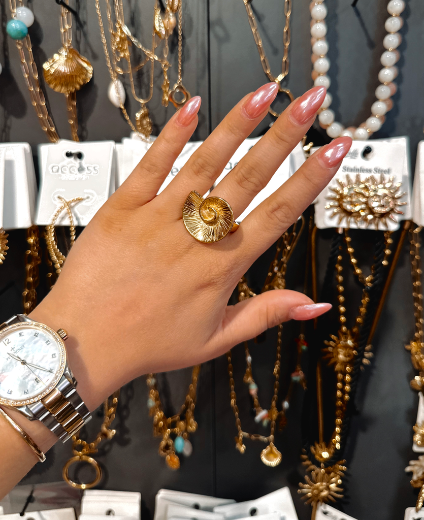 Bague coquillage dorée 