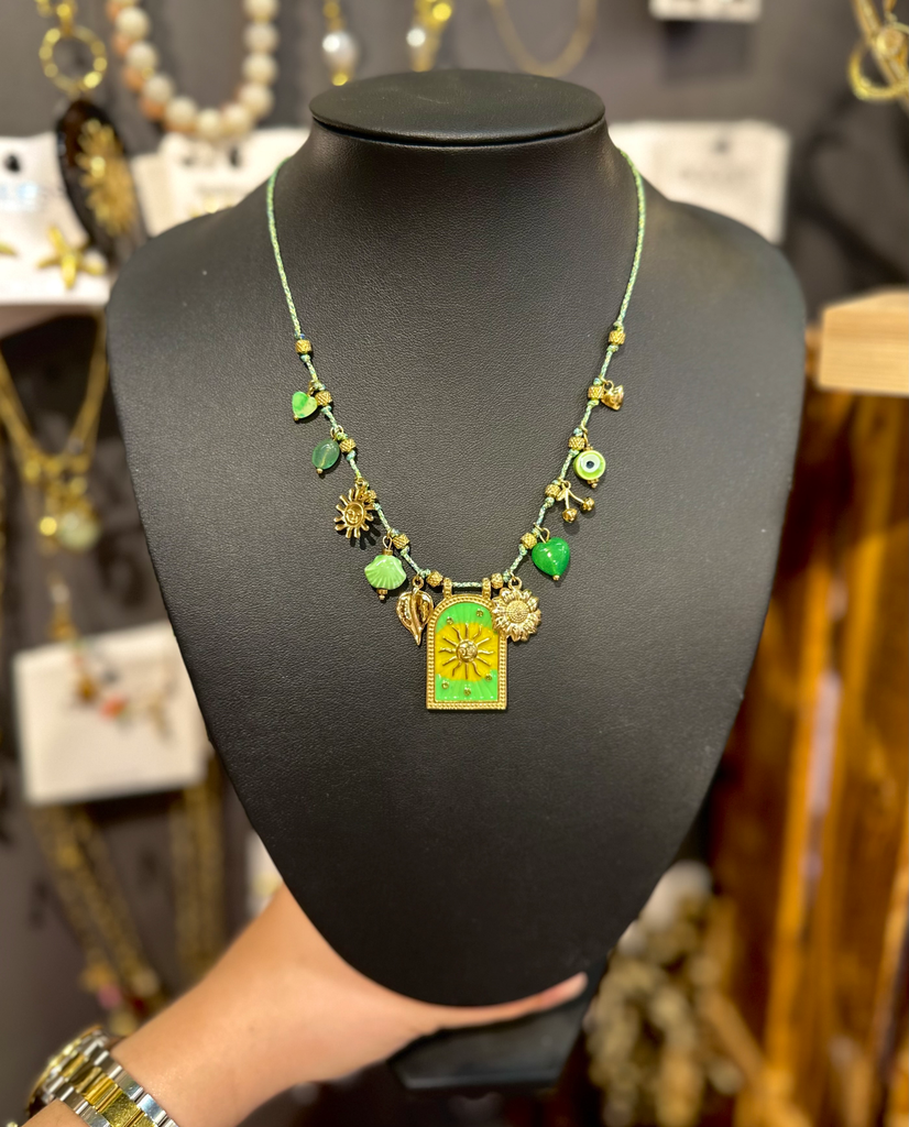 Collier cordon vert et plaquette soleil