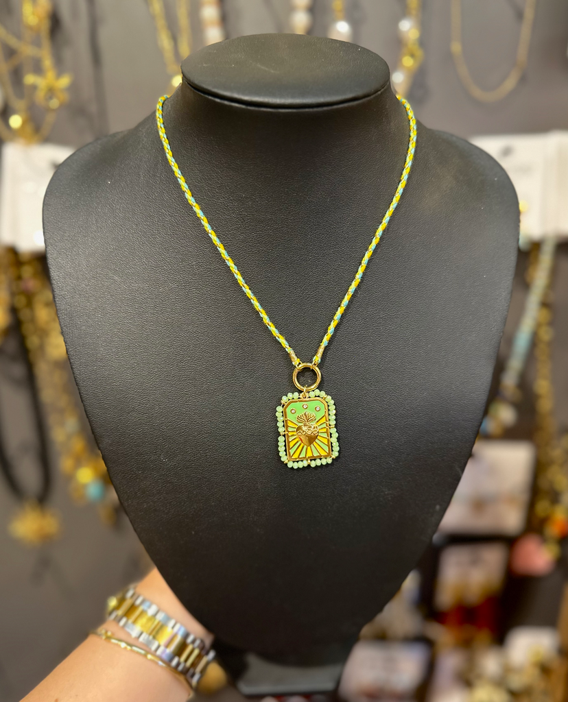 Collier cordon vert et cœur royale 