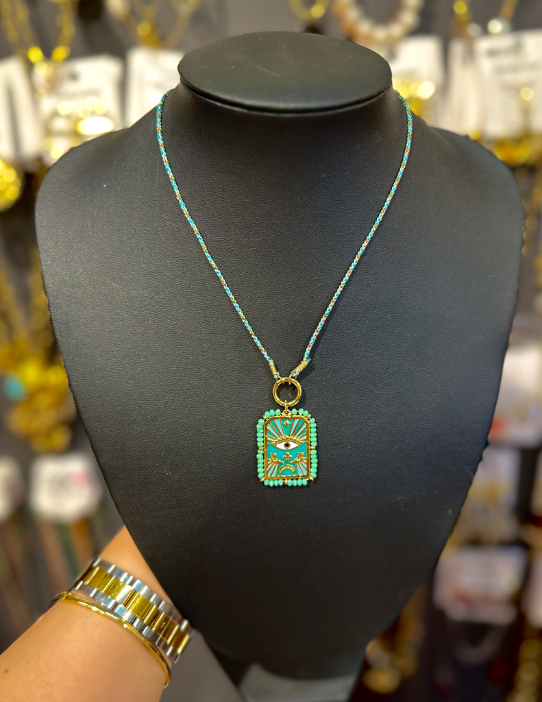 Collier cordon vert et plaquette œil 