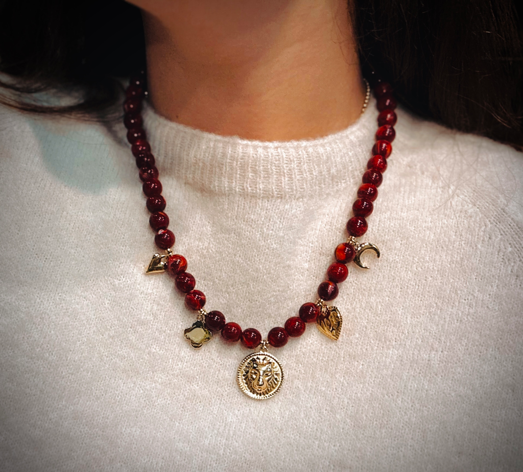 Collier breloques bordeaux 