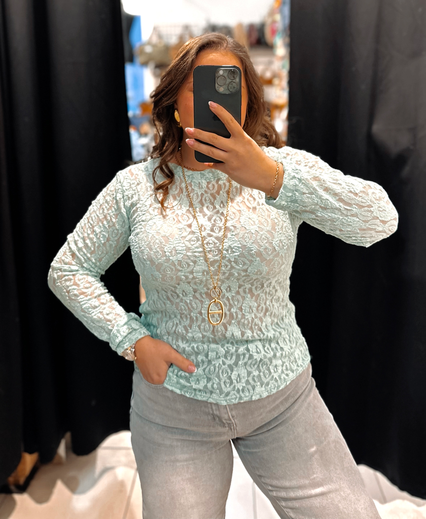 Blouse en dentelle vert d’eau