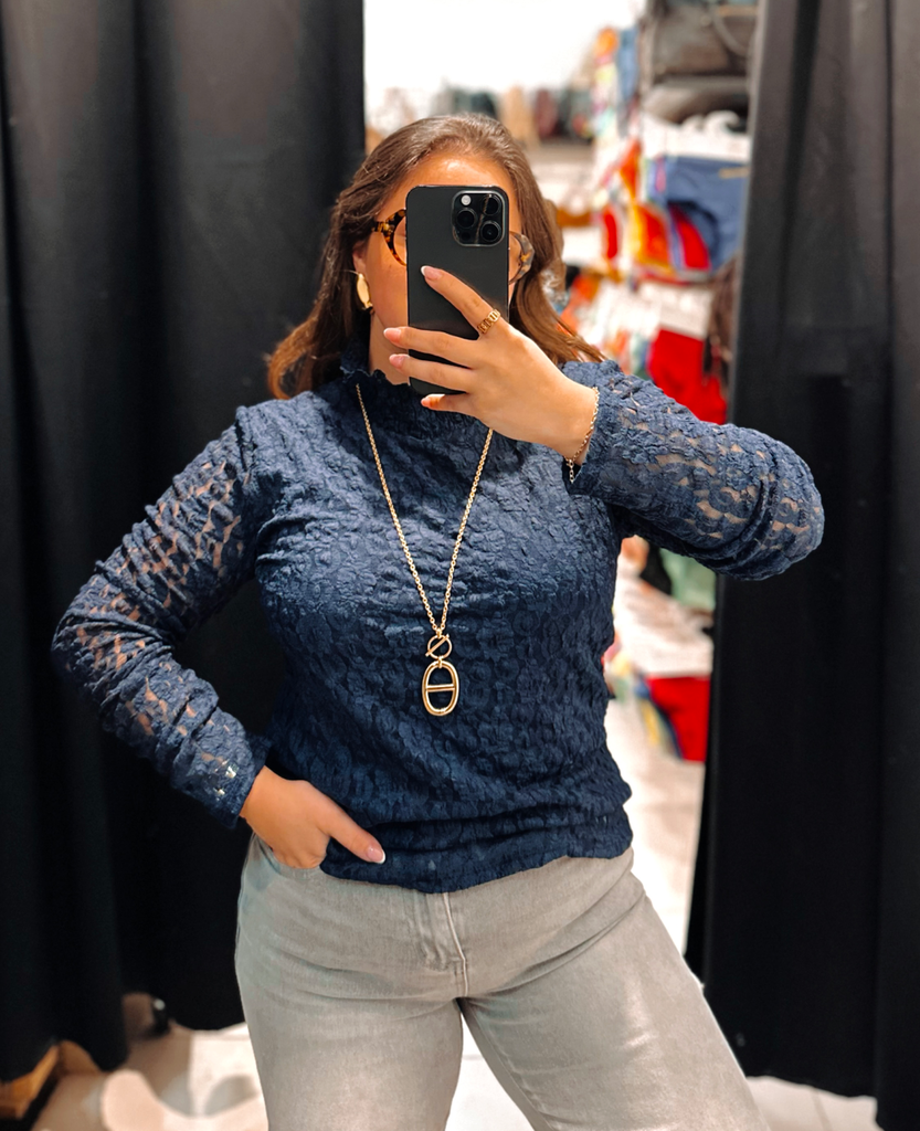 Blouse en dentelle bleue marine col montant