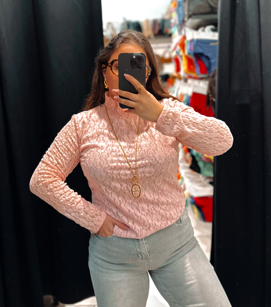 Blouse en dentelle rose col montant