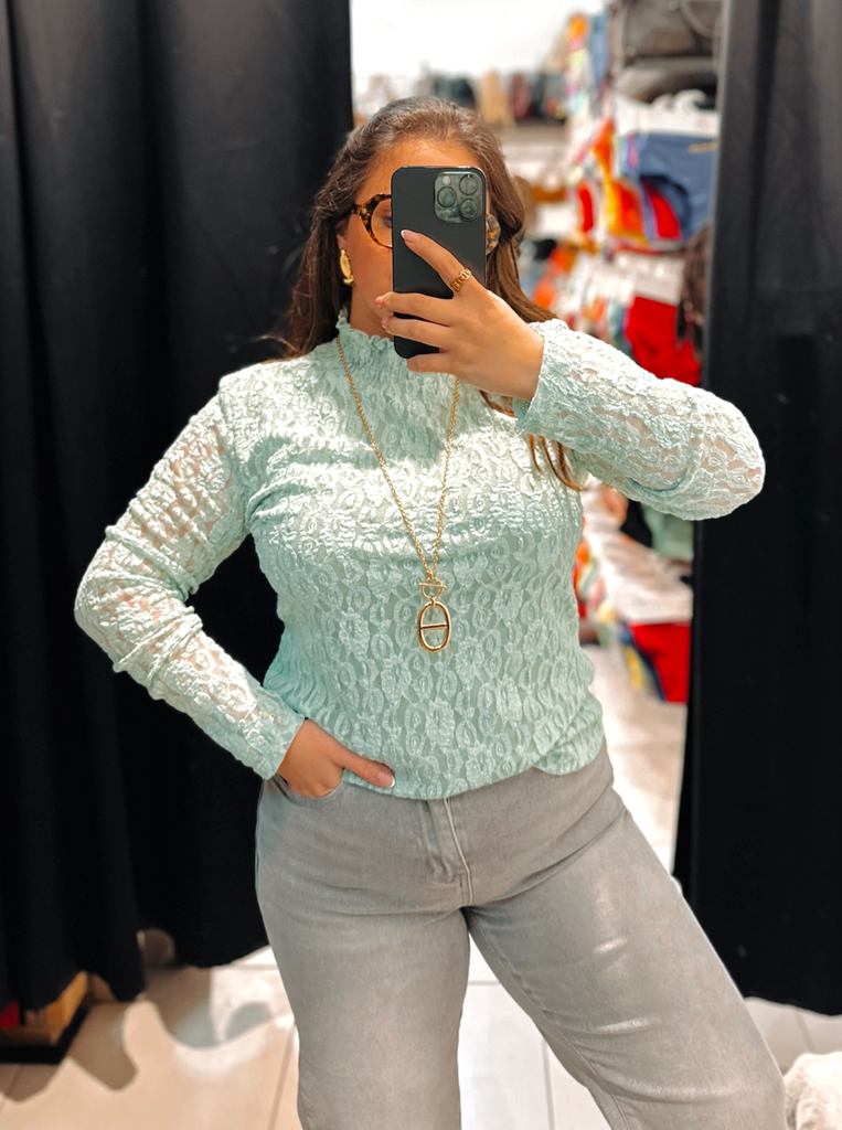 Blouse en dentelle vert d’eau col montant
