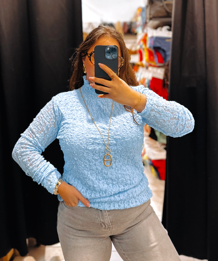Blouse en dentelle bleue col montant