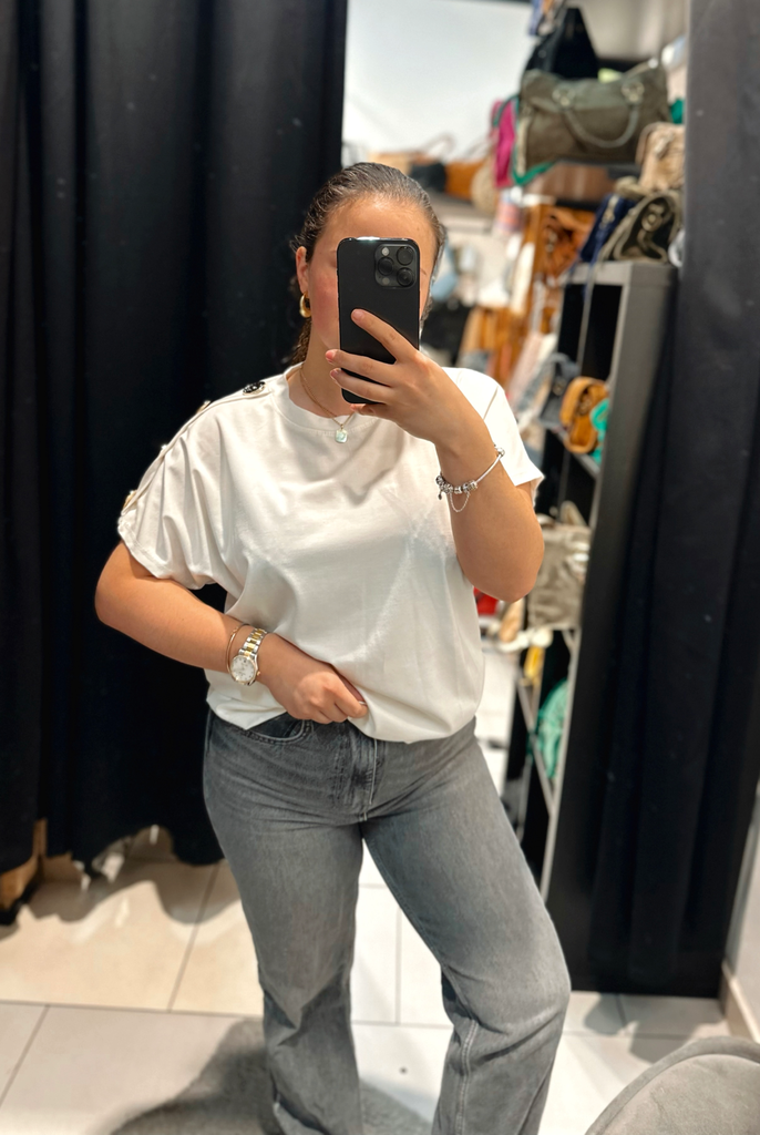 T-shirt blanc à boutons dorés