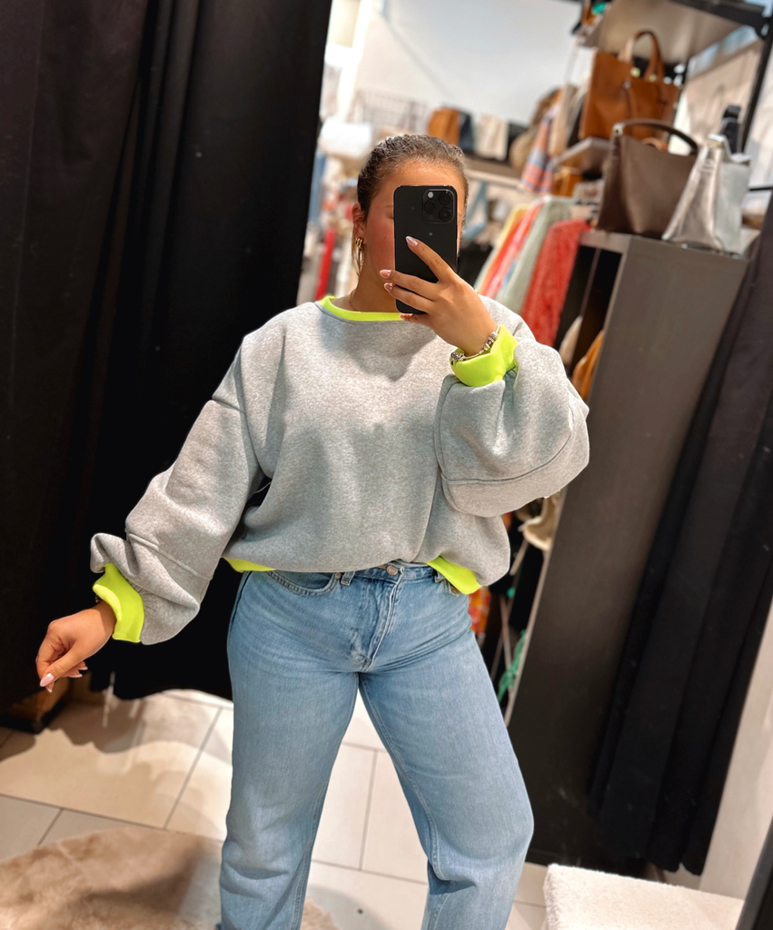 Pull gris et jaune fluo