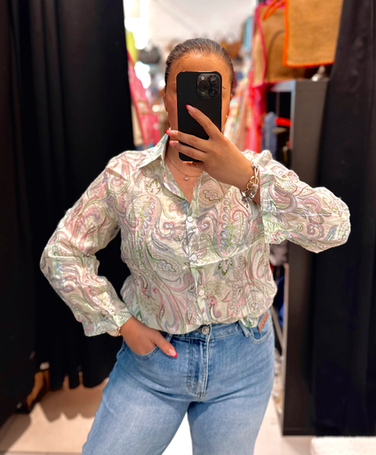 Chemise verte et rose pâle 