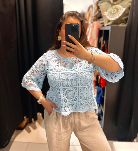 Blouse crochet bleue ciel