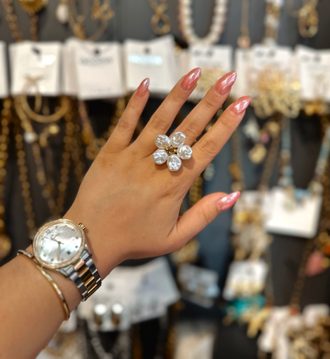 Bague fleur nacrée dorée 
