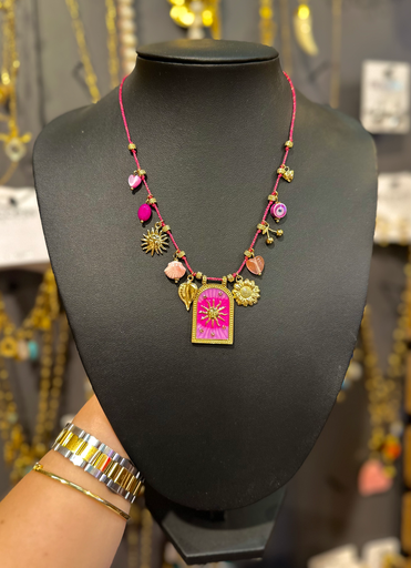Collier cordon fuchsia et plaquette soleil