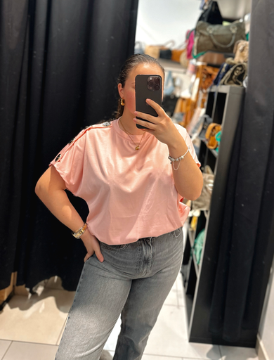 T-shirt rose à boutons dorés 