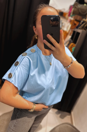 T-shirt bleu à boutons dorés